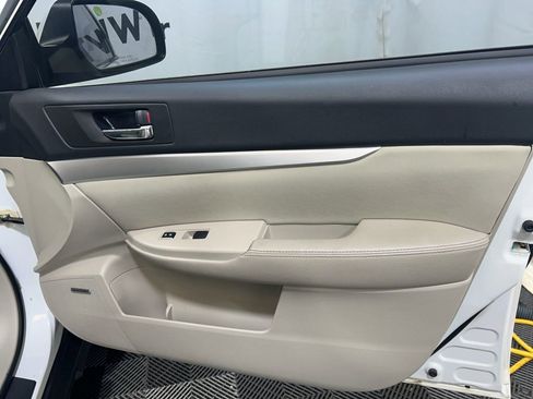 Used 2010 Subaru Outback 2.5i Premium image 11