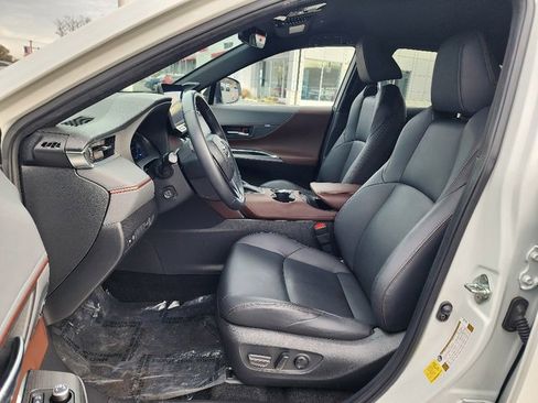 Used 2024 Toyota Venza XLE image 21