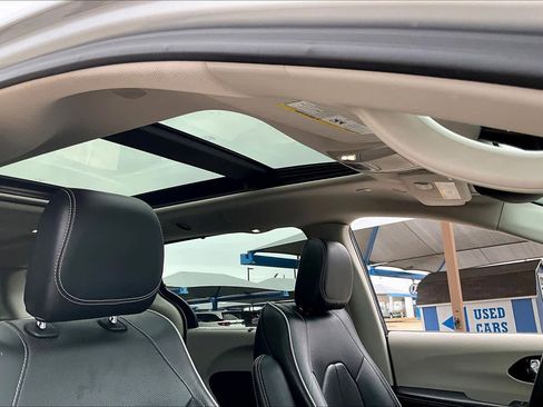 Used 2023 Chrysler Pacifica Limited image 14