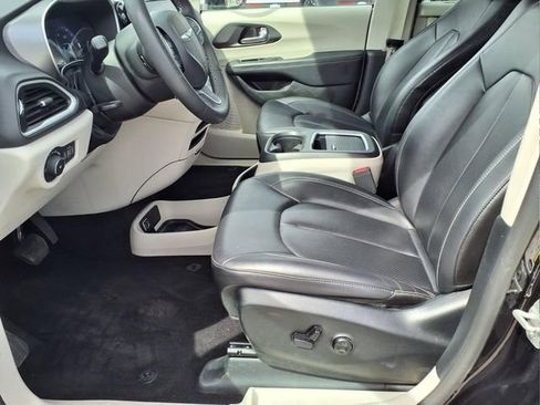 Used 2024 Chrysler Pacifica Touring-L image 15