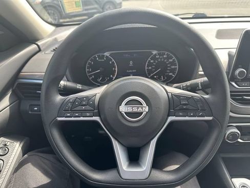 Used 2025 Nissan Altima 2.5 SV FWD image 12