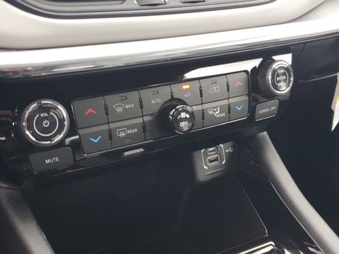 Used 2023 Jeep Compass Limited image 29