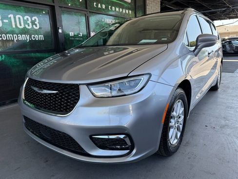 Used 2021 Chrysler Pacifica Touring-L image 2