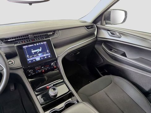 Used 2023 Jeep Grand Cherokee Laredo image 23