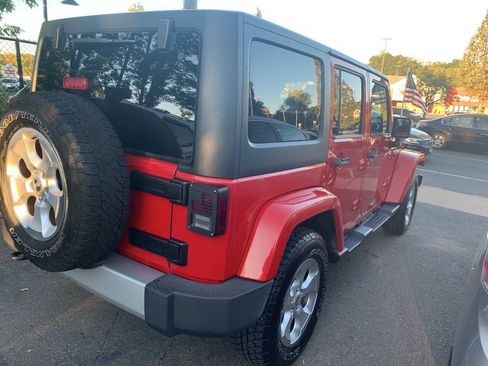 Used 2013 Jeep Wrangler Unlimited Sahara w/ Connectivity Group AWD/4WD image 11