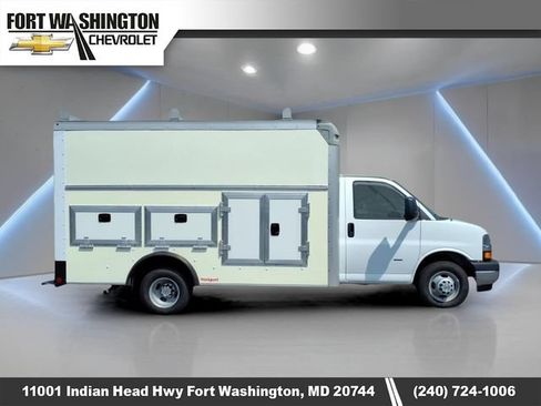 Used 2022 Chevrolet Express 3500 w/ Power Convenience Package RWD image 2