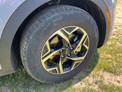 Used 2025 Kia Sportage LX image 5