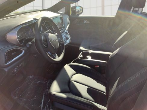 New 2026 Chrysler Pacifica Select image 9