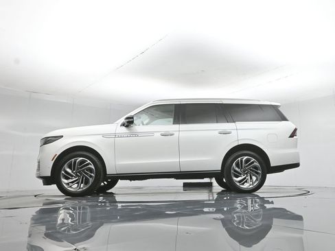 Used 2025 Lincoln Navigator Reserve AWD/4WD image 7