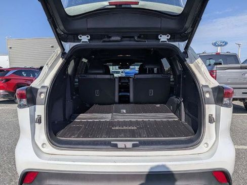 Used 2022 Toyota Highlander XSE FWD image 12