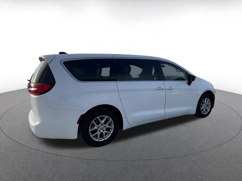 Used 2025 Chrysler Pacifica Select image 15