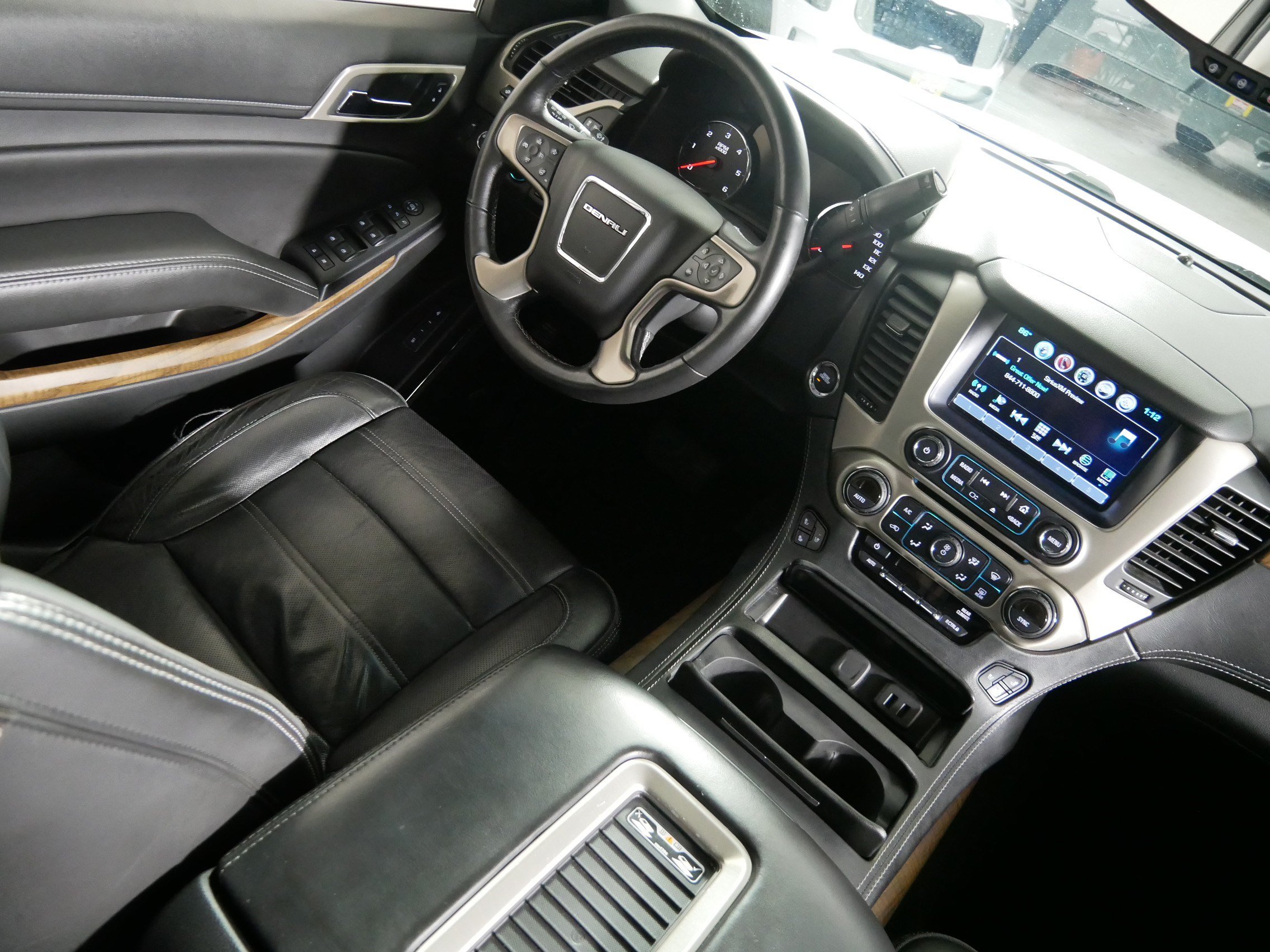Used 2018 GMC Yukon Denali w/ Denali Ultimate Package AWD/4WD image 9