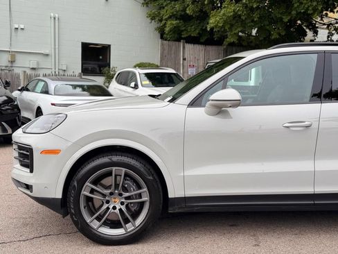 Used 2024 Porsche Cayenne AWD/4WD image 10