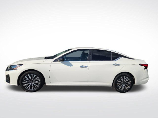 Used 2025 Nissan Altima 2.5 SV FWD image 2