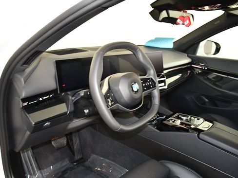 Used 2025 BMW 530i xDrive AWD/4WD image 37