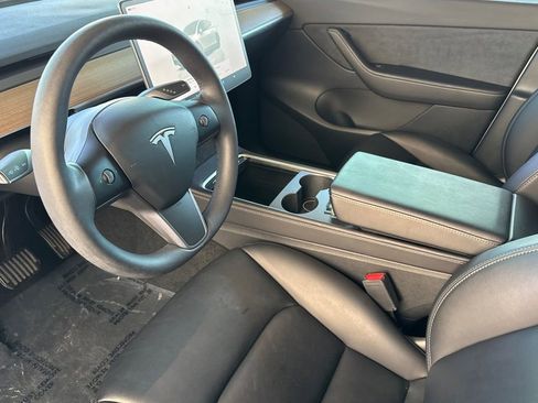 Used 2022 Tesla Model Y Long Range image 9