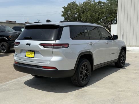 New 2025 Jeep Grand Cherokee L Altitude image 7