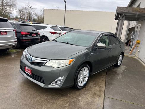 Used 2014 Toyota Camry XLE w/ Moonroof Package image 3