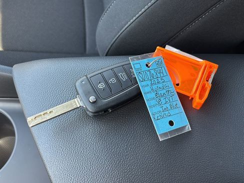 Used 2025 Hyundai Elantra SE image 39