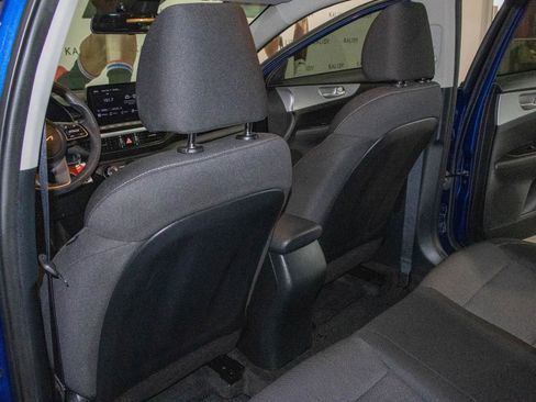 Used 2023 Kia Forte LXS w/ LXS Technology Package image 9