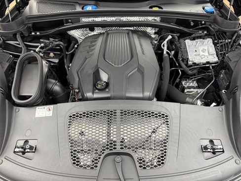 Used 2024 Porsche Macan AWD/4WD image 30