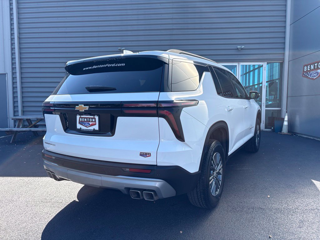Used 2026 Chevrolet Traverse LT FWD image 3