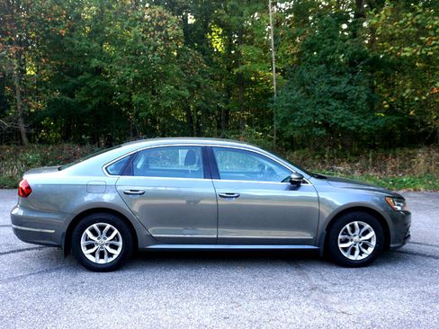 Used 2017 Volkswagen Passat 1.8T S image 6