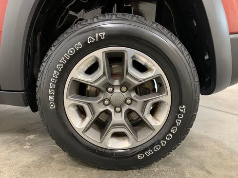Used 2019 Jeep Cherokee Trailhawk w/ Cold Weather Group AWD/4WD image 4