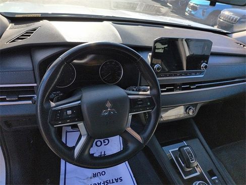 Used 2022 Mitsubishi Outlander SE image 12