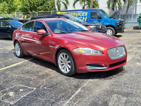 Used 2014 Jaguar XF image 3