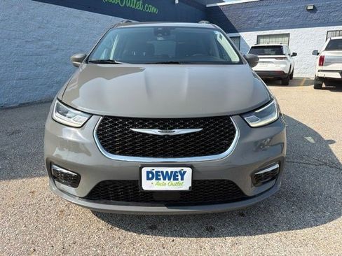 Used 2022 Chrysler Pacifica Touring-L FWD image 8