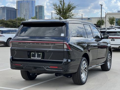 New 2025 Lincoln Navigator Reserve image 9