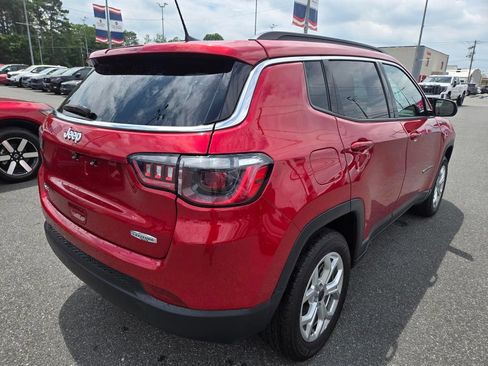 Used 2025 Jeep Compass Latitude w/ Sun & Sound Group AWD/4WD image 5