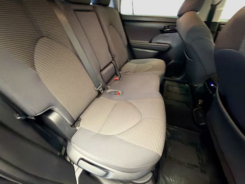 Used 2023 Toyota Highlander LE AWD/4WD image 14