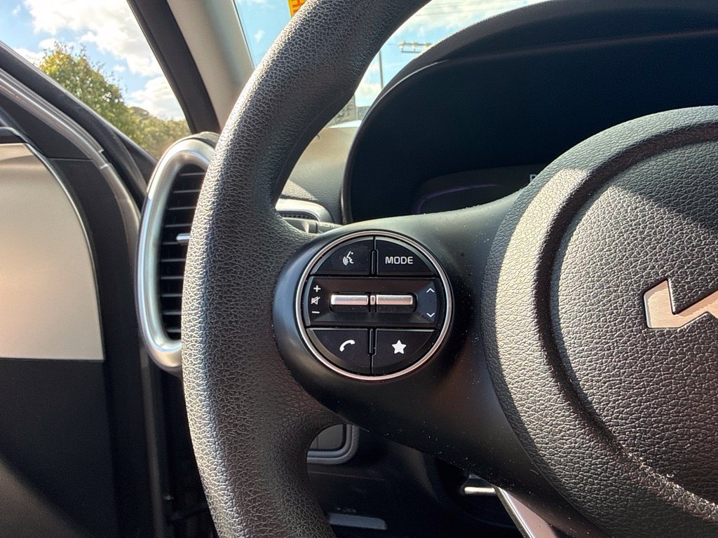 Used 2023 Kia Soul LX w/ LX Technology Package FWD image 9
