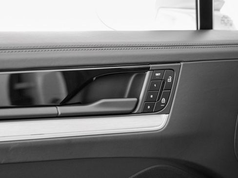 Used 2024 Porsche Cayenne Turbo AWD/4WD image 13