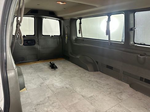Used 2018 Chevrolet Express 3500 LT w/ LT Preferred Equipment Group RWD image 14