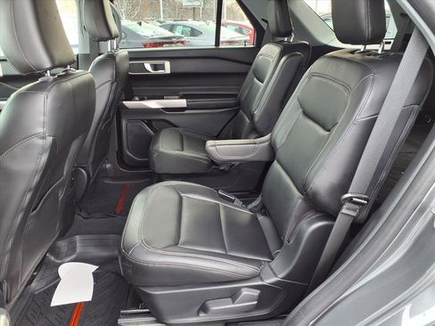 Used 2022 Ford Explorer XLT w/ Equipment Group 202A image 7