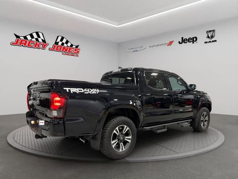 Used 2019 Toyota Tacoma TRD Sport w/ Technology Package image 10