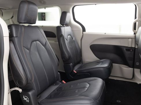 Used 2018 Chrysler Pacifica Touring-L w/ Premium Audio Group FWD image 29