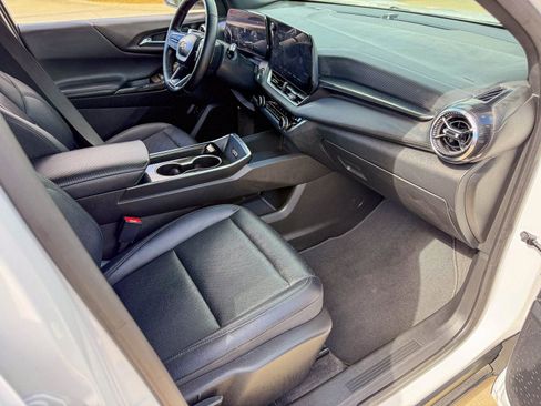 Used 2025 Chevrolet Equinox LT w/ Convenience Package II image 9