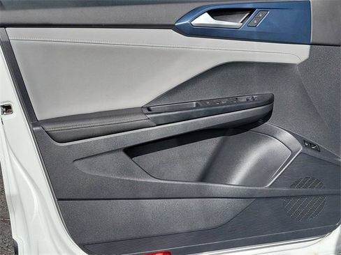 Used 2024 Volkswagen Taos SE image 18