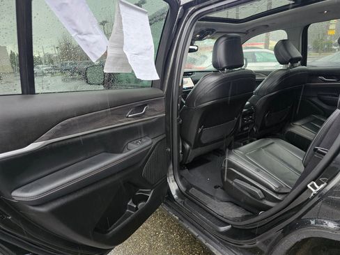 Used 2023 Jeep Grand Cherokee L Limited w/ Black Appearance Package image 15