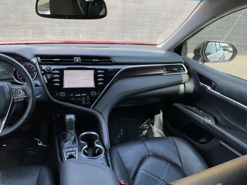 Used 2018 Toyota Camry XLE FWD image 16