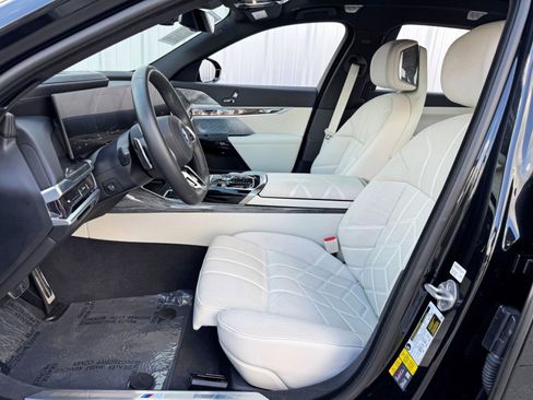 Used 2023 BMW i7 xDrive60 w/ Executive Package 2 image 17