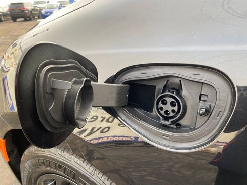 Used 2022 Chrysler Pacifica Touring-L w/ S Appearance Package image 9