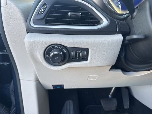 Used 2024 Chrysler Pacifica Touring-L image 26