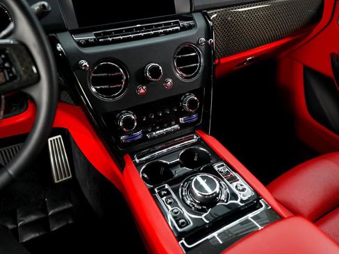 Used 2022 Rolls-Royce Cullinan Black Badge w/ Dark Exterior Package image 22