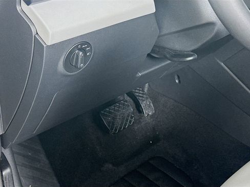 Used 2023 Volkswagen Taos SE image 10