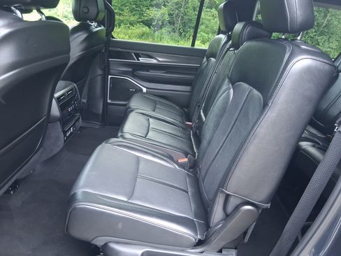 Used 2024 Jeep Wagoneer L Series II w/ Flexible Seating Group AWD/4WD image 16